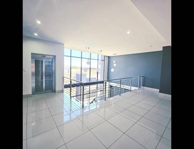 1,371M² BUILDING TO LET IN DIE HOEWES